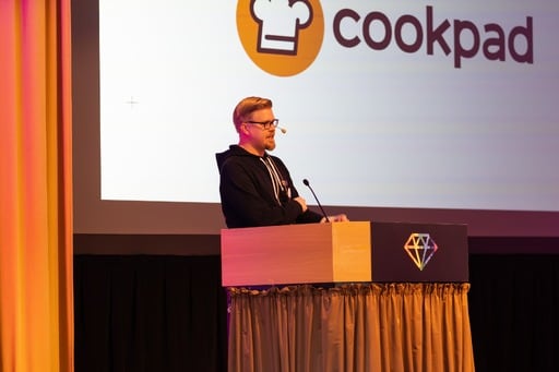 Matias Korhonen thanking the sponsors