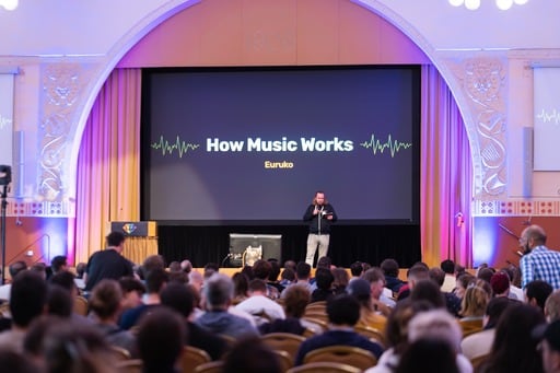 Thijs Cadier presenting