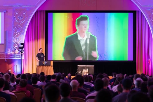 Thijs Rick Rolls the audience